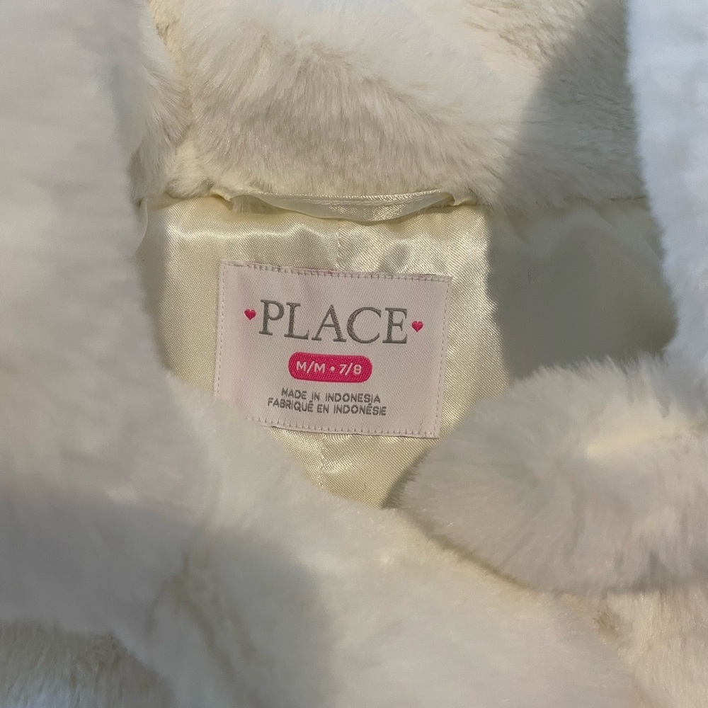 Children’s place girls white fur jacket size 7/8 - Picture 2 of 3